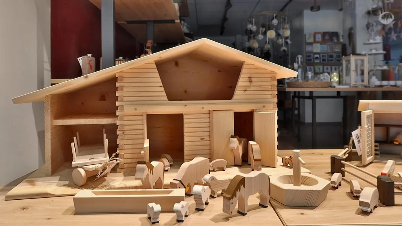 Wooden Farmhouse & Animals Set